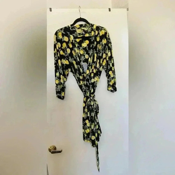 INC Short Black Robe with Lemon Print - Picture 1 of 8